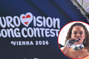 Wykonawczyni śpiewa na scenie Eurovison Song Contest w Wiedniu 2026, logo wydarzenia w tle.