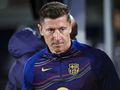 Robert Lewandowski w bluzie FC Barcelony, z poważnym wyrazem twarzy.