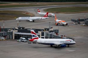 Lotnisko z kilkoma samolotami linii British Airways, Turkish Airlines i EasyJet.