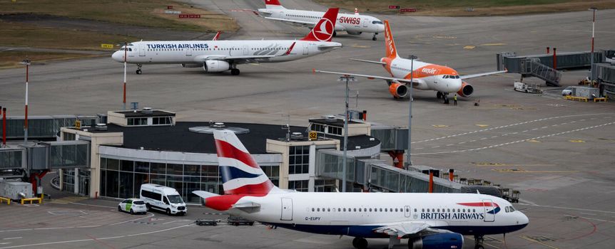 Lotnisko z kilkoma samolotami linii British Airways, Turkish Airlines i EasyJet.