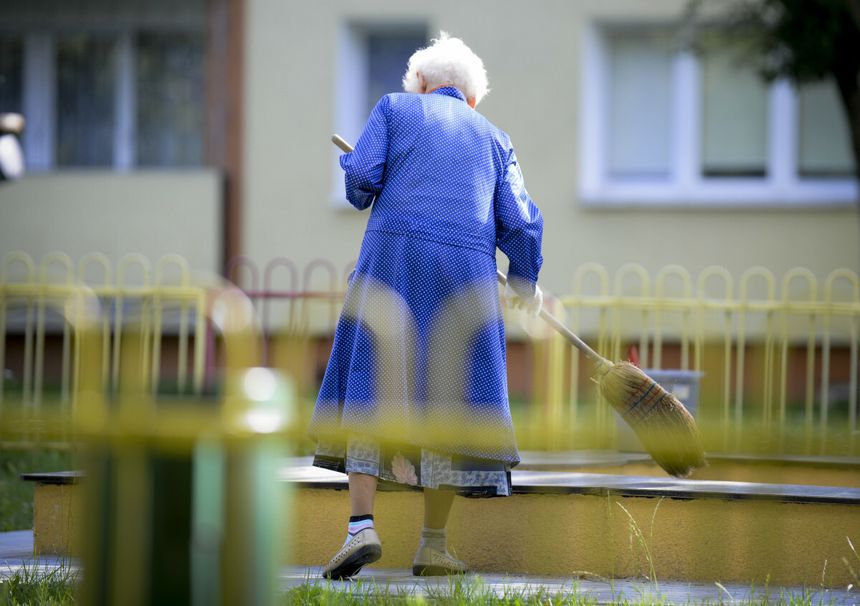 seniorka dorabia na emeryturze