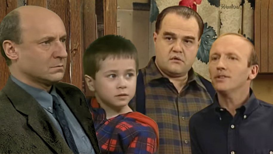 Trzech mężczyzn i chłopiec w scenerii domowej, rozmawiają ze sobą.