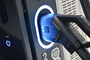 Ładowarka do pojazdów elektrycznych z wpiętym kablem i podświetleniem.