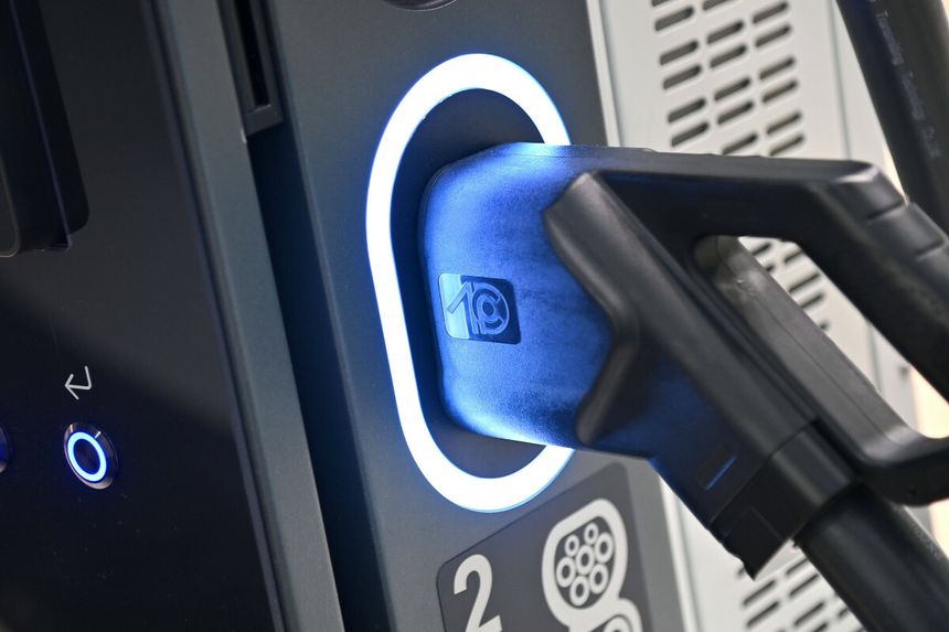 Ładowarka do pojazdów elektrycznych z wpiętym kablem i podświetleniem.