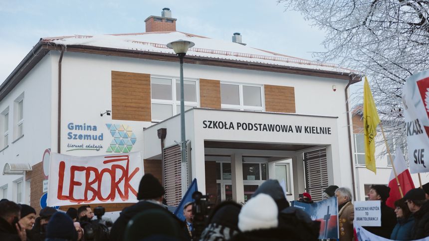 Szkoła w Kielnie, przed którą odbywały się protesty ws. 
