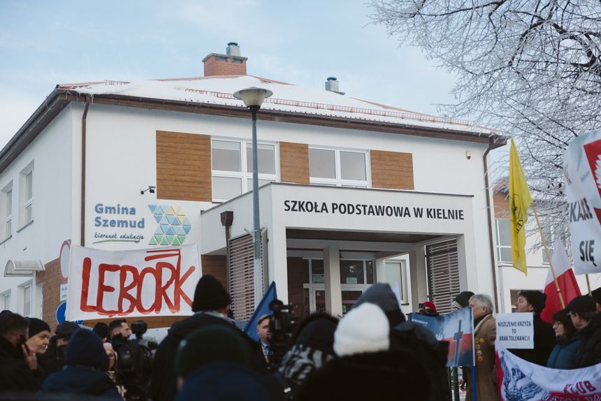 Szkoła w Kielnie, przed którą odbywały się protesty ws. 