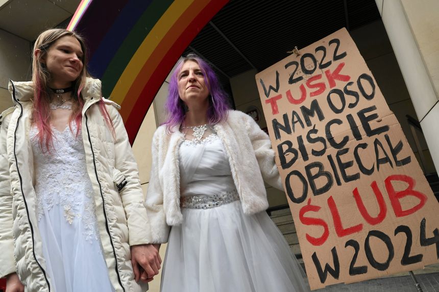 Monika Tichy i Nora po ogłoszeniu orzeczenia NSA ws. wyroku TSUE o uznawaniu przez Polskę małżeństw jednopłciowych zawartych za granicą