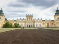 Prace porządkowe po imprezie techno w Wilanowie