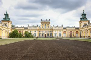 Prace porządkowe po imprezie techno w Wilanowie