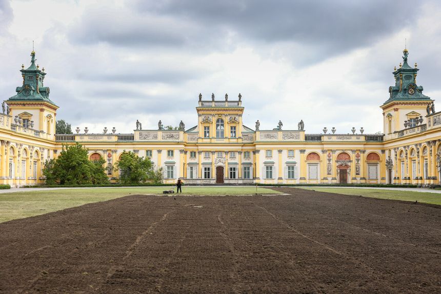 Prace porządkowe po imprezie techno w Wilanowie