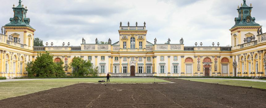 Prace porządkowe po imprezie techno w Wilanowie