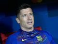 Na zdjęciu Robert Lewandowski w niebieskiej bluzie FC Barcelona, siedzący na ławce rezerwowych.