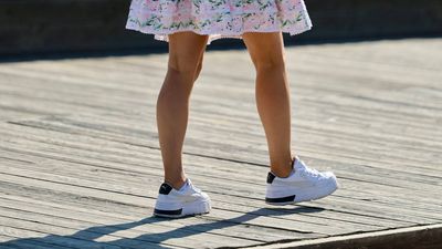 Białe sneakersy znanych marek z wyprzedaży CCC i eobuwie. Pasują do wszystkiego
