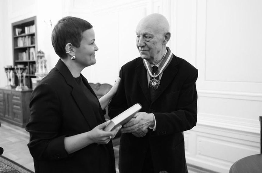  Krzysztof Piesiewicz nie żyje. W lutym 2026 roku min. Marta Cienkowska wręczyła wybitnemu scenarzyście Złoty Medal 