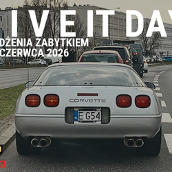 Na zdjęciu samochód klasyczny - srebrny Corvette na drodze, w tle inne pojazdy. Event: Dzień Jeżdżenia Zabytkiem.