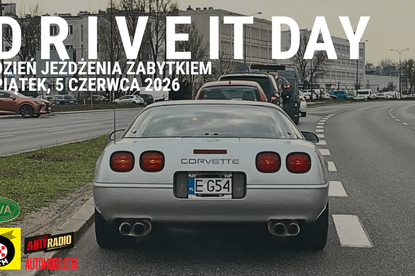 Na zdjęciu samochód klasyczny - srebrny Corvette na drodze, w tle inne pojazdy. Event: Dzień Jeżdżenia Zabytkiem.