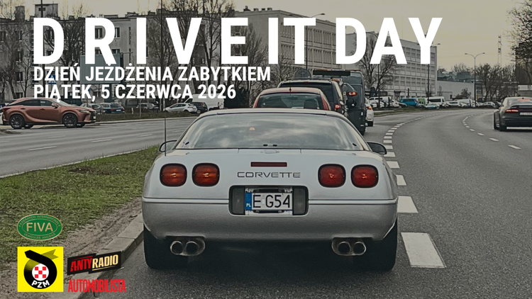 Na zdjęciu samochód klasyczny - srebrny Corvette na drodze, w tle inne pojazdy. Event: Dzień Jeżdżenia Zabytkiem.