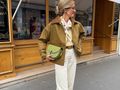 pozująca influencerka w stylowym outficie