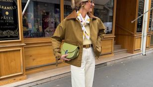 pozująca influencerka w stylowym outficie