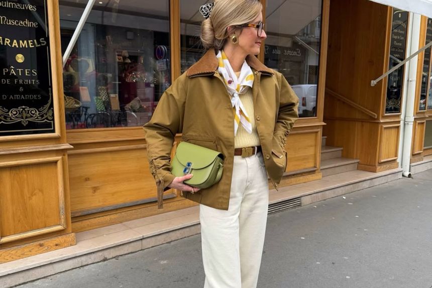 pozująca influencerka w stylowym outficie
