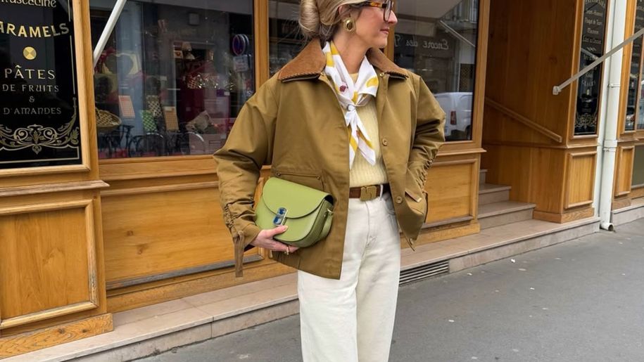 pozująca influencerka w stylowym outficie