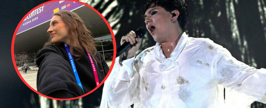 Kobieta w czarnej bluzie z identyfikatorem, obok artysta w białej kreacji śpiewający na scenie.