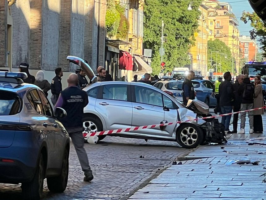Kierowca wjechał w tłum w Modenie