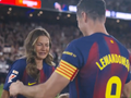 Robert Lewandowski w koszulce Barcelony wita wzruszoną Annę na stadionie.