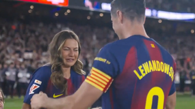 Robert Lewandowski w koszulce Barcelony wita wzruszoną Annę na stadionie.