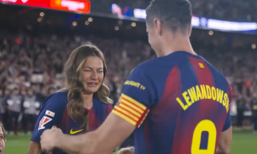Robert Lewandowski w koszulce Barcelony wita wzruszoną Annę na stadionie.