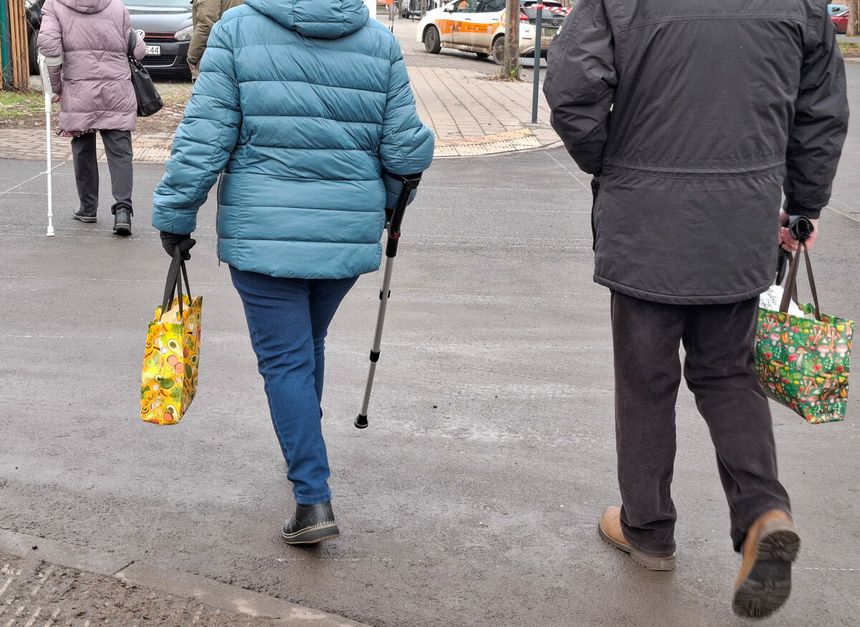 emeryci idą na zakupy