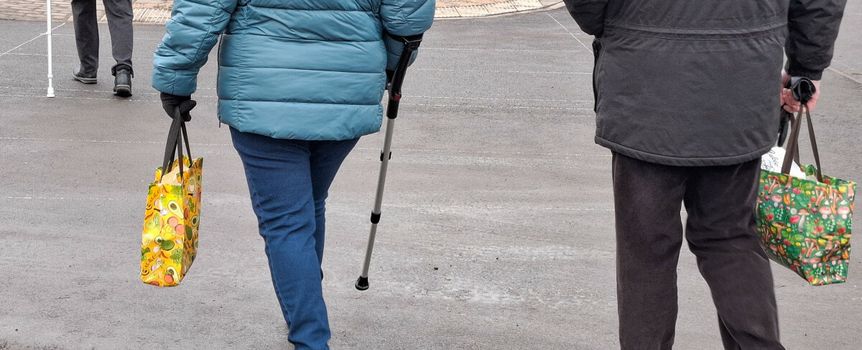 emeryci idą na zakupy