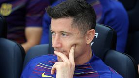 Na zdjęciu Robert Lewandowski, myślący, siedzi na ławce drużynowej w niebieskiej koszulce FC Barcelony.