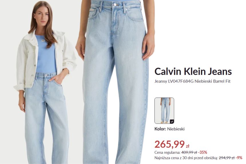 Na zdjęciu widoczna młoda kobieta w jasnych dżinsach i niebieskiej bluzce. W tle logo Calvin Klein.