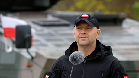 Prezydent Nawrocki na tle wojskowego transportera