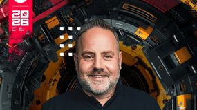 DJ Kris z uśmiechem w ciemnej koszulce na tle technologicznego, kolorowego wzoru.