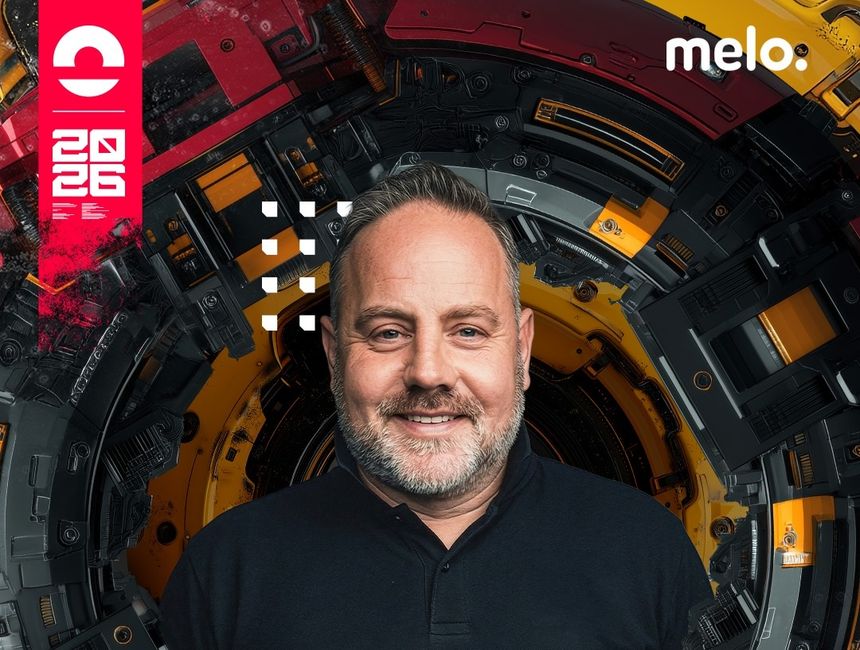 DJ Kris z uśmiechem w ciemnej koszulce na tle technologicznego, kolorowego wzoru.