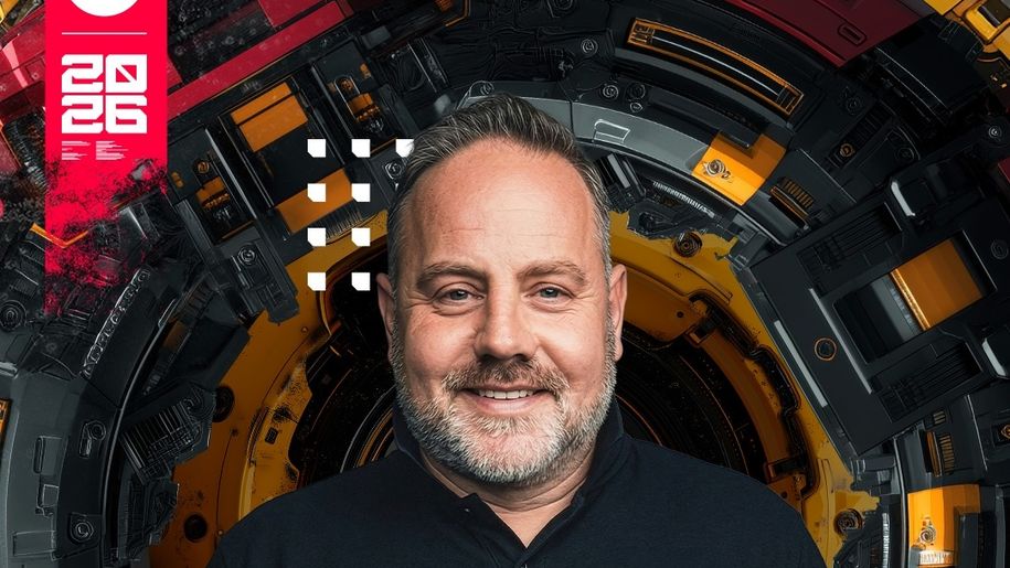 DJ Kris z uśmiechem w ciemnej koszulce na tle technologicznego, kolorowego wzoru.