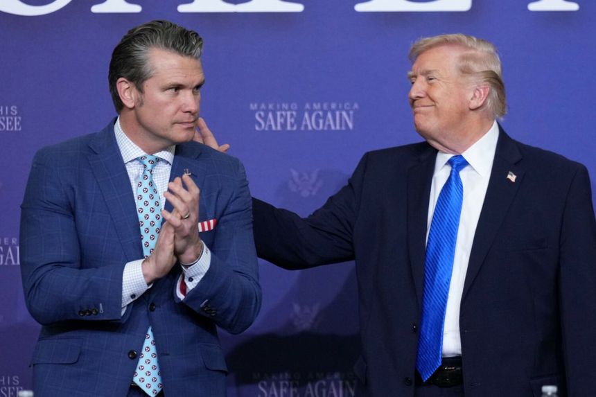 Donald Trump i sekretarz wojny Pete Hegseth 