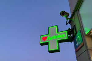 Zielony neonowy szyld apteki z napisem 