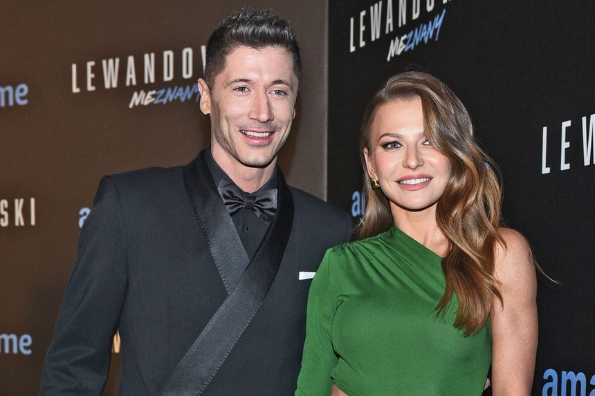 Robert Lewandowski i Anna Lewandowska na czerwonym dywanie.