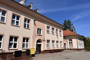 Budynek szkoły w Owińskach