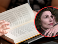 Na zdjęciu widać otwartą książkę i rękę trzymającą kartkę. W tle postać obejmująca drugą osobę.