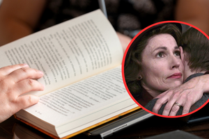 Na zdjęciu widać otwartą książkę i rękę trzymającą kartkę. W tle postać obejmująca drugą osobę.