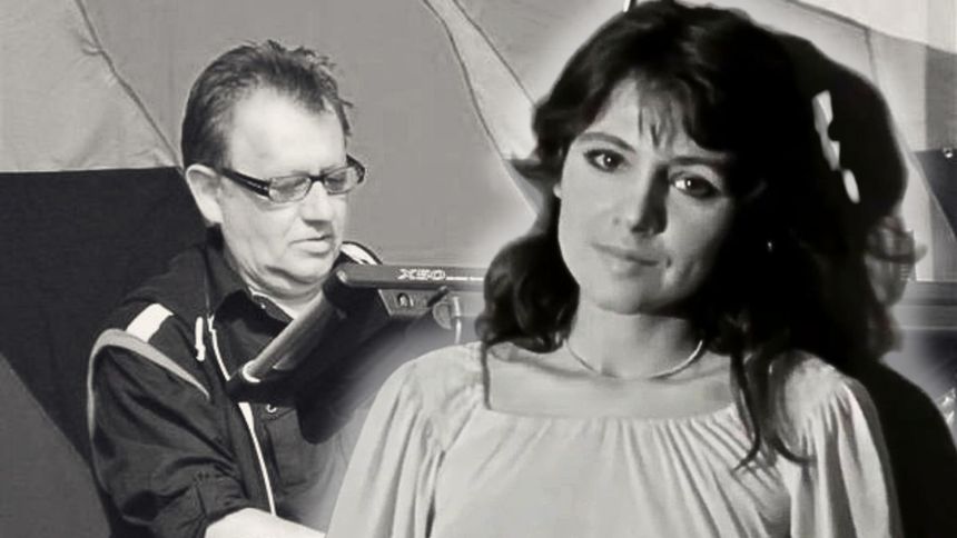 Zdjęcie dwóch osób w czarno-białym tle, jedna gra na instrumencie, druga patrzy w kamerę.