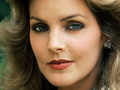 Priscilla Presley z długimi, falowanymi włosami i intensywnymi oczami.