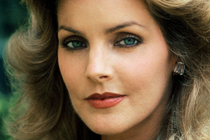 Priscilla Presley z długimi, falowanymi włosami i intensywnymi oczami.
