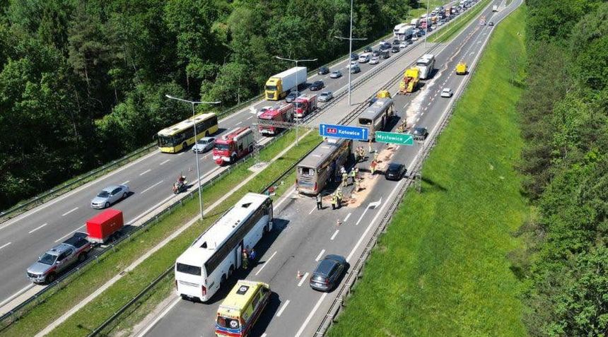 Zderzenie autokarów przewożących dzieci na A4