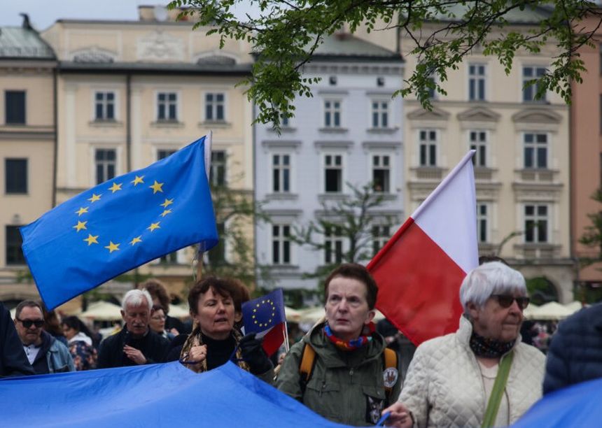 Flaga Polski i UE (zdjęcie ilustracyjne)