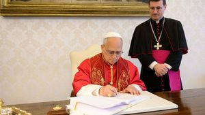 Papież Leon XIV podpisuje swoją pierwszą encyklikę